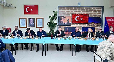 Vali Yılmaz, vatani görevini yapan er ve erbaşlar ile iftar yaptı