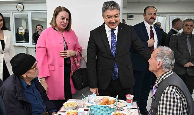 Vali Yılmaz ve eşi, huzurevi sakinleriyle iftar yaptı