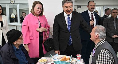 Vali Yılmaz ve eşi, huzurevi sakinleriyle iftar yaptı