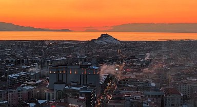 Van Gölü'nde güneşin vedası mest etti