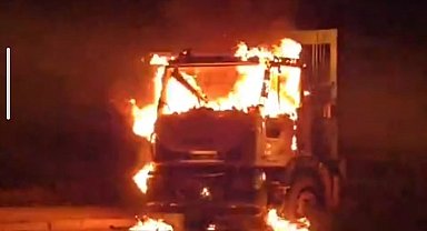 Van'da çöp kamyonu alev alev yandı