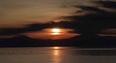 Van'da gökyüzü nöbet değişimi: Güneş çekildi, ay sahneye çıktı