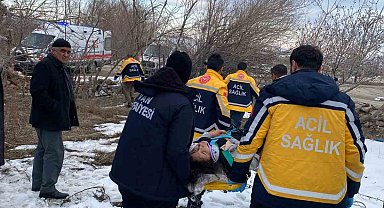 Van'da kamyonet devrildi: 2 yaralı