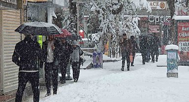 Van'da Mart sürprizi: Bahar beklerken kar kapıya dayandı