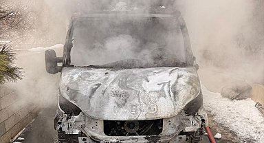 Van'da park halindeki kamyonet yandı