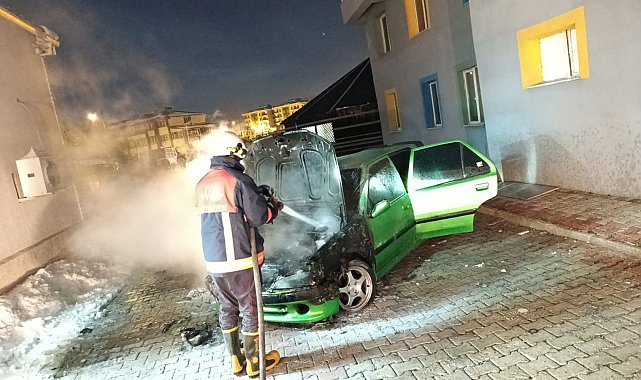 Van'da park halindeki otomobil yandı