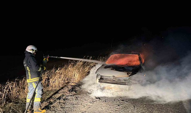 Van'da seyir halindeki otomobil yandı
