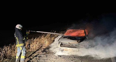 Van'da seyir halindeki otomobil yandı