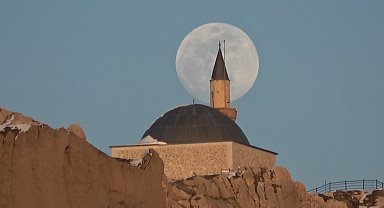 Van'da tarih ile dolunayın buluşması görsel şölen sundu