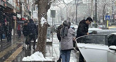 Van'da yoğun kar yağışı etkisini sürdürüyor