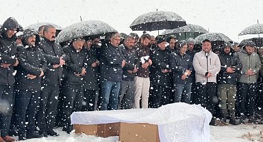 Van'daki kazada hayatını kaybeden aile yan yana defnedildi