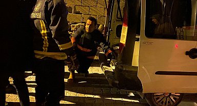 Van'ın Edremit ilçesinde park halindeki kamyonetin motoru yandı