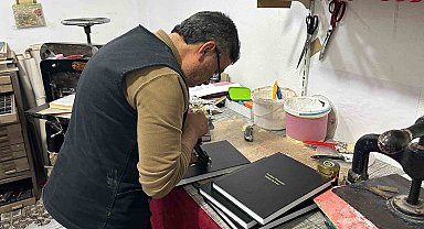 Vanlı cilt ustası yarım asırlık zanaatını teknolojiye karşı koruyor