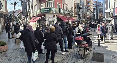 Vatandaşlar indirim için metrelerce kuyruk oluşturdu