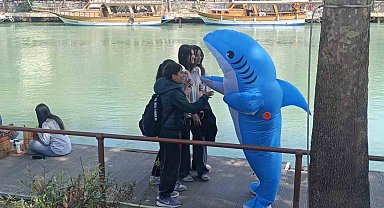 Vatandaşları eğlendirmek için köpek balığı kostümüyle Manavgat sokaklarında dolaşıyor