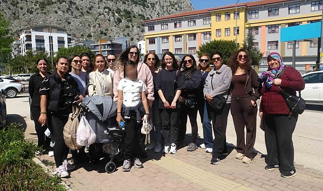 Veliler öğrenciyi darp ettiği iddia edilen öğretmene destek için okul önünde toplandılar