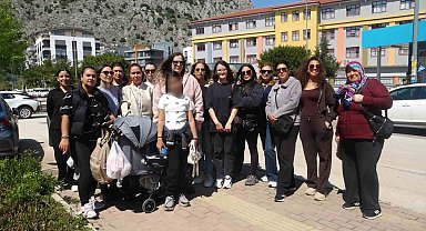 Veliler öğrenciyi darp ettiği iddia edilen öğretmene destek için okul önünde toplandılar