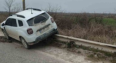 Virajı alamayan araç bariyerlere çıktı