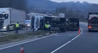 Virajı alamayan çimento tankeri devrildi: 1 yaralı
