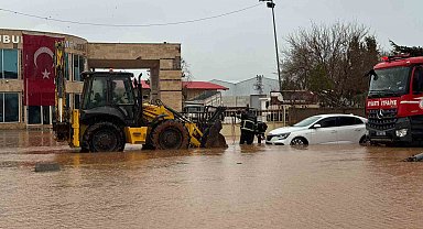 Viranşehir'de aşırı yağış sele neden oldu: 9 kişilik aile kurtarıldı