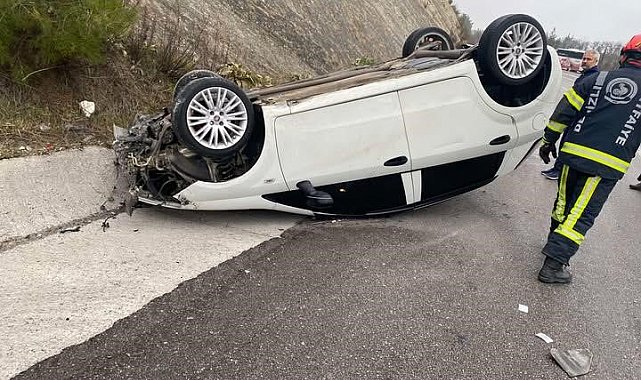 Yağış sonrası kayganlaşan yolda savrulan araç takla attı