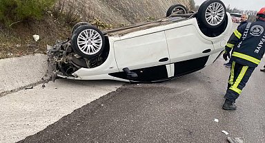 Yağış sonrası kayganlaşan yolda savrulan araç takla attı