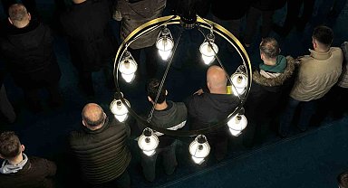 Yağmura rağmen camiler bayram namazı için dolup taştı