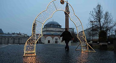 Yağmura rağmen dışarıda saf tuttular: 4 asırlık camide bayram namazı kıldılar
