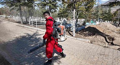 Yahyalı Belediyesi'nden bayram öncesi mezarlıklarda temizlik çalışması