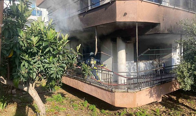 Yanan evden 4 yaşındaki yeğenini çıkarmak isterken yaralandı