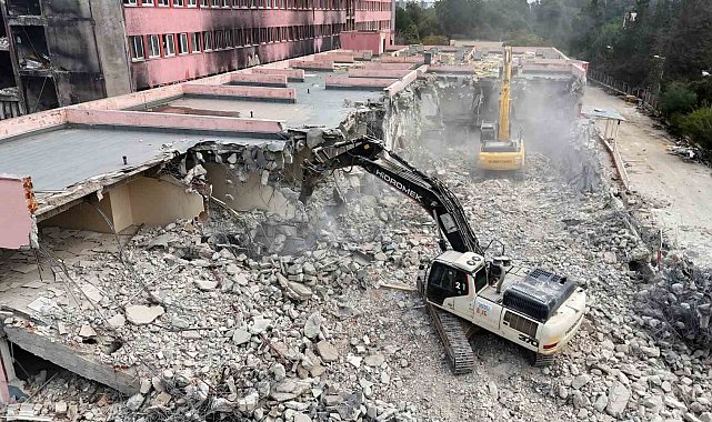 Yangında kullanılamaz hale gelen hastane, 3 yılın ardından yıkılmaya başlandı