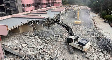 Yangında kullanılamaz hale gelen hastane, 3 yılın ardından yıkılmaya başlandı
