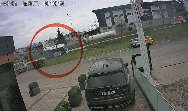Yarışmadan dönen öğrencileri taşıyan aracın kaza anı güvenlik kamerasına yansıdı