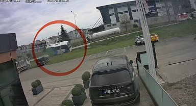 Yarışmadan dönen öğrencileri taşıyan aracın kaza anı güvenlik kamerasına yansıdı