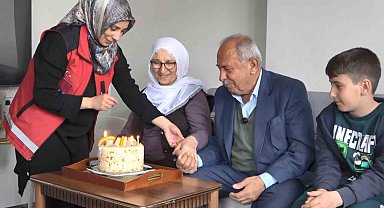 Yaşlı çift, çocukların getirdiği pasta ile Yaşlılar Haftası'nı kutladı