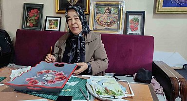 Yaşlı kadın kurslarda üreterek huzur buldu