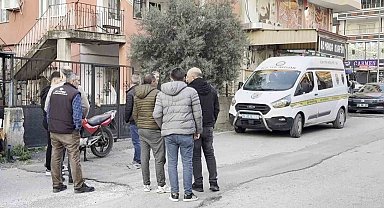 Yaşlı kadını altınları için darp edip, ağır yaraladılar