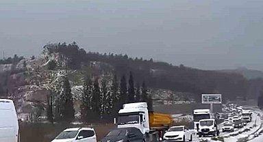 Yatağan-Milas kara yolu dolu yağışı sonrası beyaza büründü