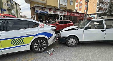 Yayaya yol veren polis aracına Tofaş otomobil arkadan çarptı