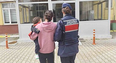 Yedi ayrı suçtan aranıyordu, kucağında bebeğiyle hapse girdi