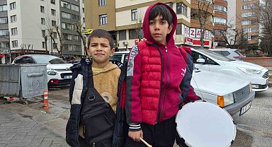 Yeğeniyle birlikte bayram harçlığı toplayan küçük davulcu