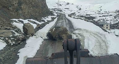 Yeni Mahalle yoluna düşen kayalar temizlendi