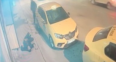 Yerde can çekişirken bakıp geçtiler, hayatını kaybetti