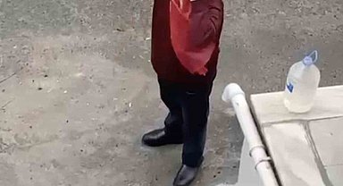 Yerde gördü, öperek yerine astı: İzleyenler duygulandı