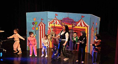 Yıldırımlı çocuklara kukla gösterisi