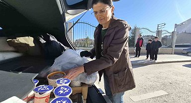 Yıllarca öğrenci yetiştiren öğretmen emekliliğinde de topluma katkı sağlıyor