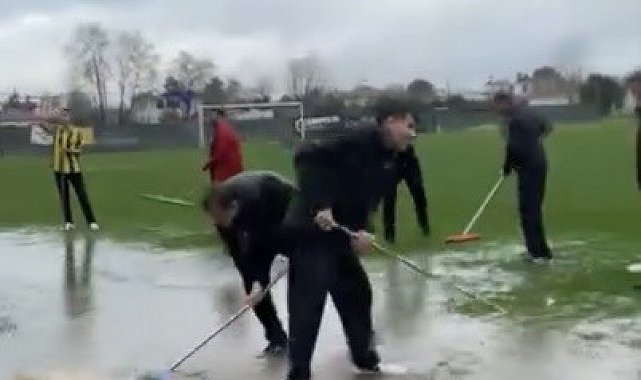 Yoğun yağış nedeniyle oluşan su birikintilerini taraftar ve görevliler temizledi
