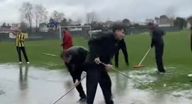 Yoğun yağış nedeniyle oluşan su birikintilerini taraftar ve görevliler temizledi