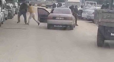 Yol ortasında yumruklu kavga kamerada