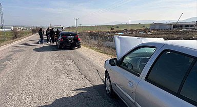 Yol üzerindeki kalas parçası kazaya sebep oldu, 2 yaralı